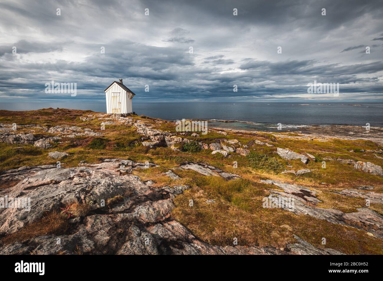 ANCIEN PHARE SUR LA CÔTE DE L'ÎLE D'ANDOYA, EN NORVÈGE Banque D'Images