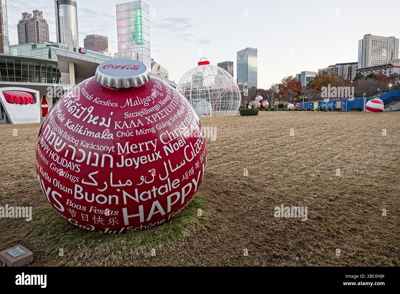 Grandes décorations rouges de Noël avec Joyeux Noël écrit en plusieurs Langues se trouve sur la pelouse à World of Coke près Centennial Park à Atlanta Banque D'Images