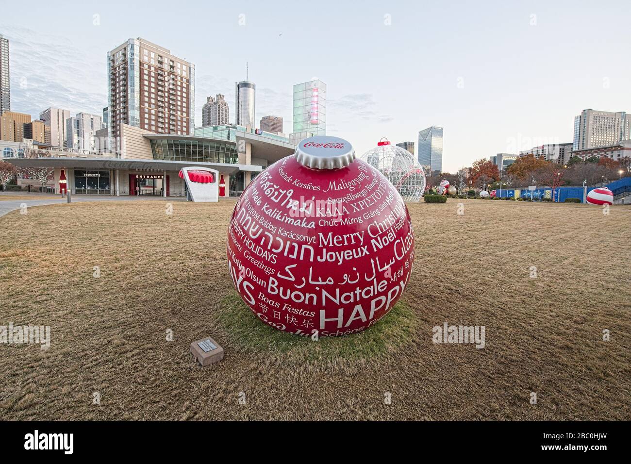 Grandes décorations rouges de Noël avec Joyeux Noël écrit en plusieurs Langues se trouve sur la pelouse à World of Coke près Centennial Park à Atlanta Banque D'Images