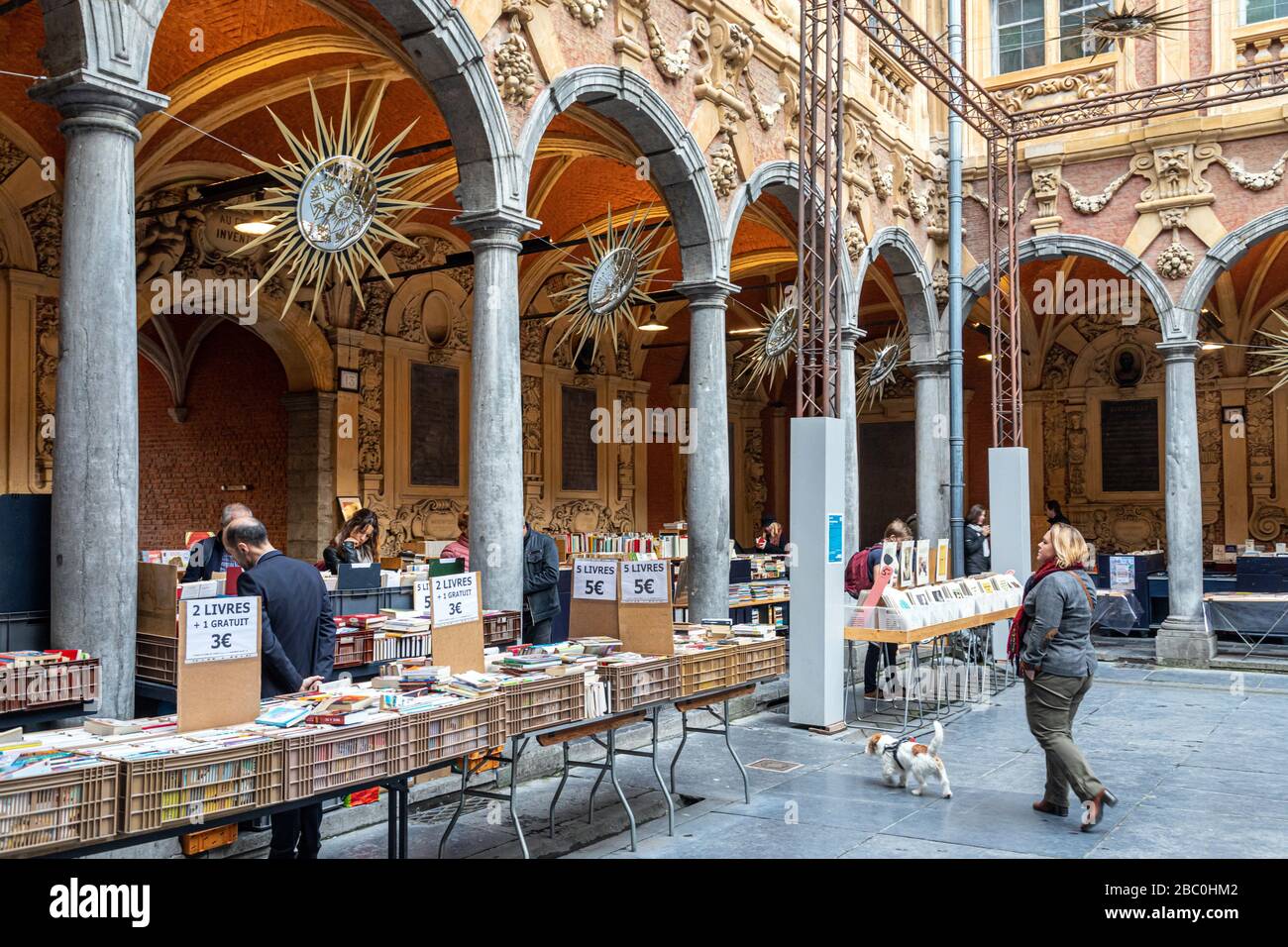 MARCHÉ DU LIVRE, COUR INTÉRIEURE DE L'ANCIENNE BOURSE DE LILLE, GRAND'PLACE, LILLE, NORD, FRANCE Banque D'Images