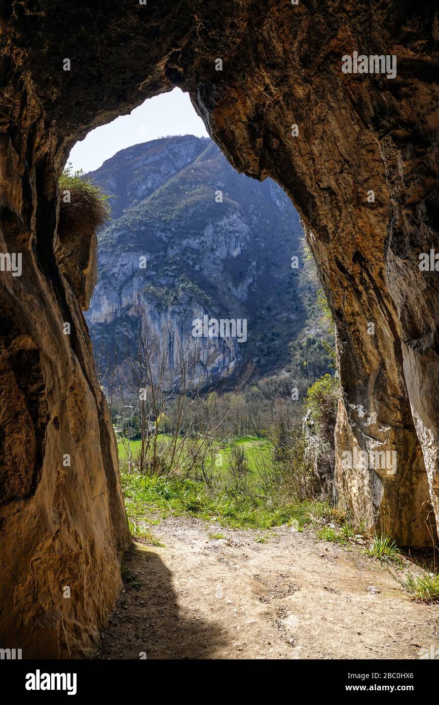 La grotte fortifiée du Spoulgas d'Ornolac, Banque D'Images