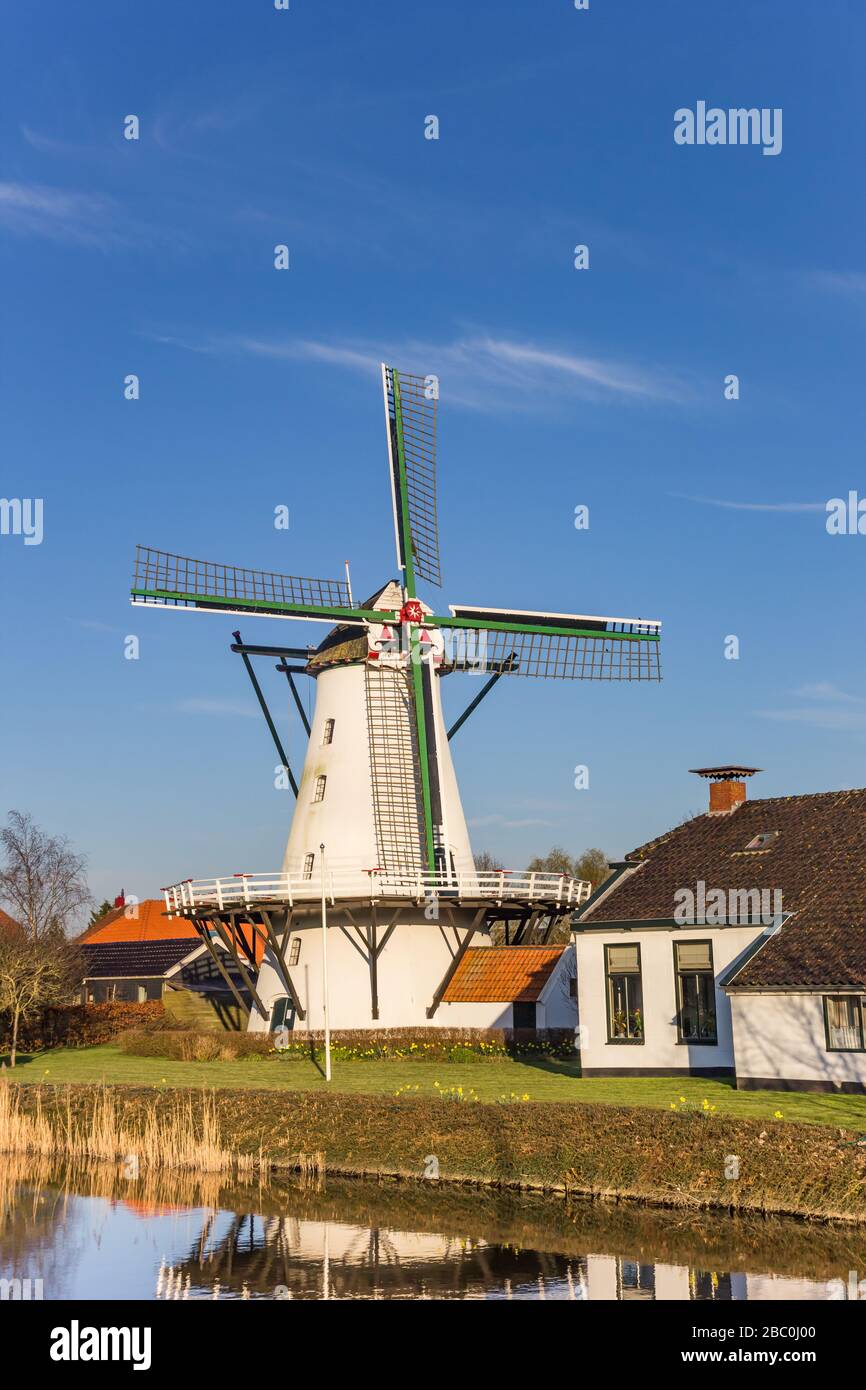 Moulin à vent historique à la rivière Damsterdiep à Ten Boer, Pays-Bas Banque D'Images