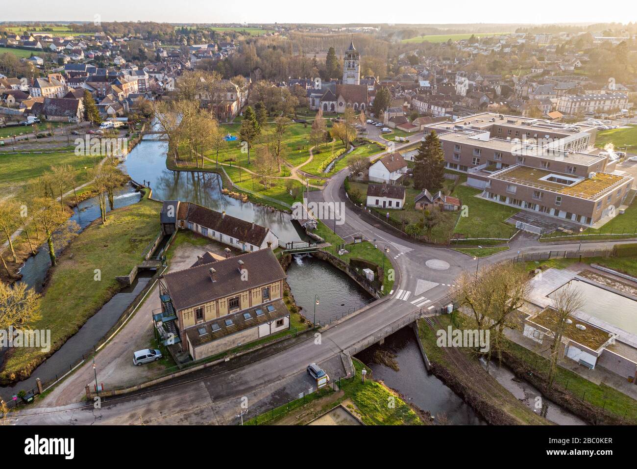 VUE AÉRIENNE DE LA VILLE DE RUGLES, (27) EURE, HAUTE-NORMANDIE, NORMANDIE, FRANCE Banque D'Images