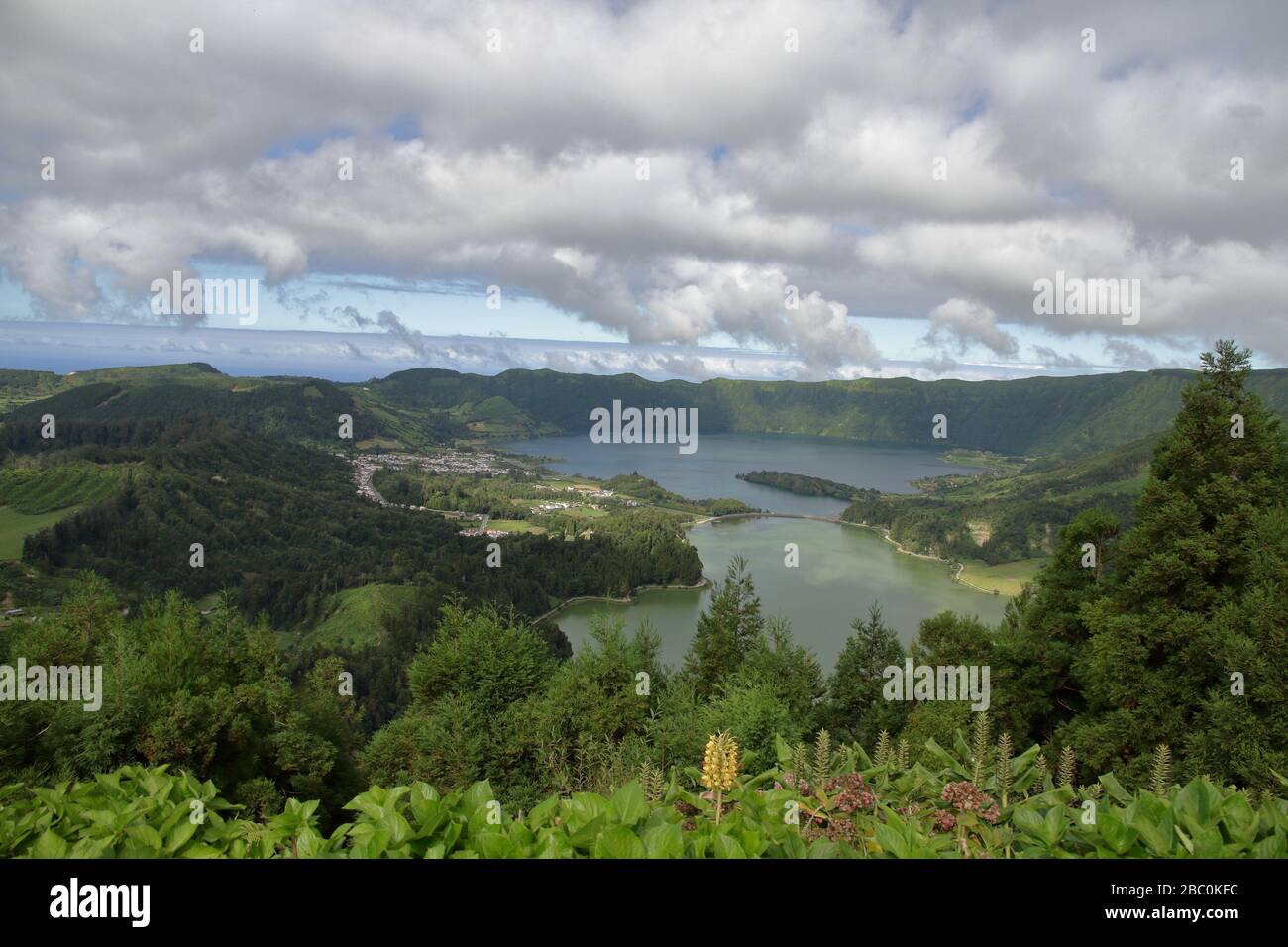 Une vue imprenable sur le Lagoa Verde et Lagoa Azul près de Sete Cidades sur l'île de São Miguel aux Açores, Portugal. Banque D'Images