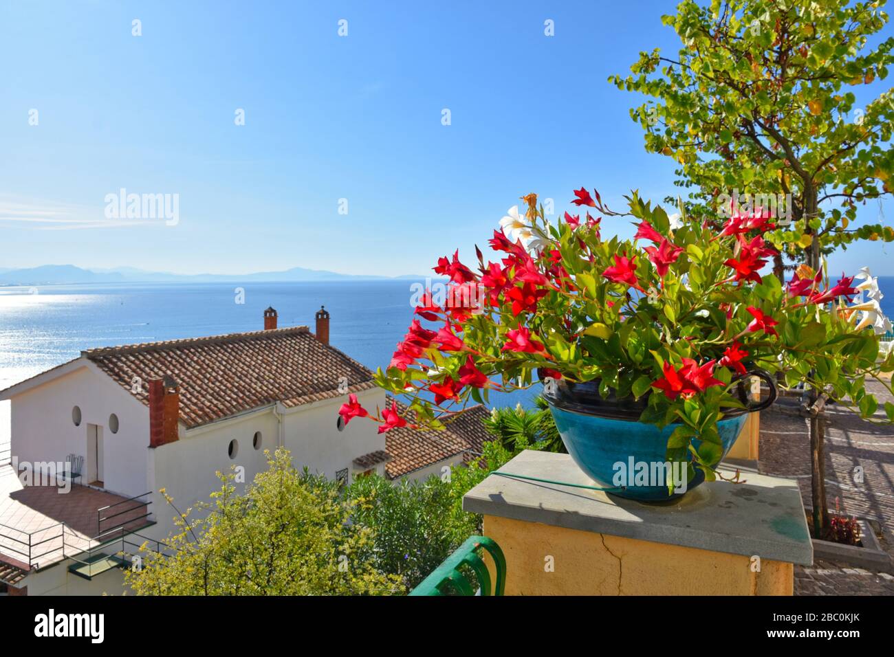 Vue panoramique sur la mer depuis Raito, un village de la côte amalfitaine en Italie Banque D'Images
