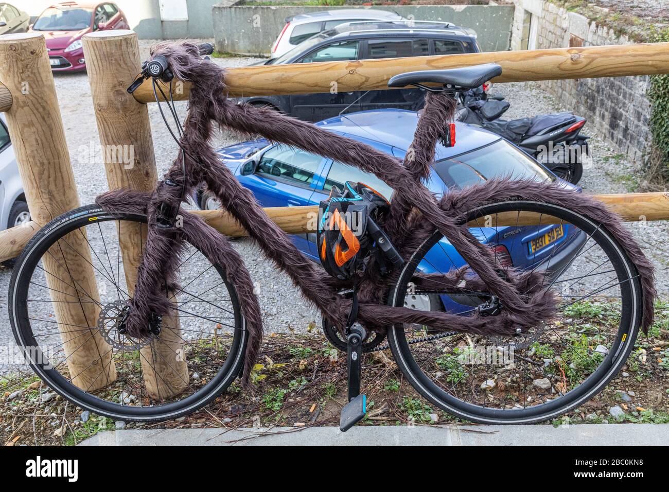 VÉLO PERSONNALISÉ DÉCORÉ DE FAUSSE FOURRURE, VANNES, (56) MORBIHAN, BRETAGNE, FRANCE Banque D'Images