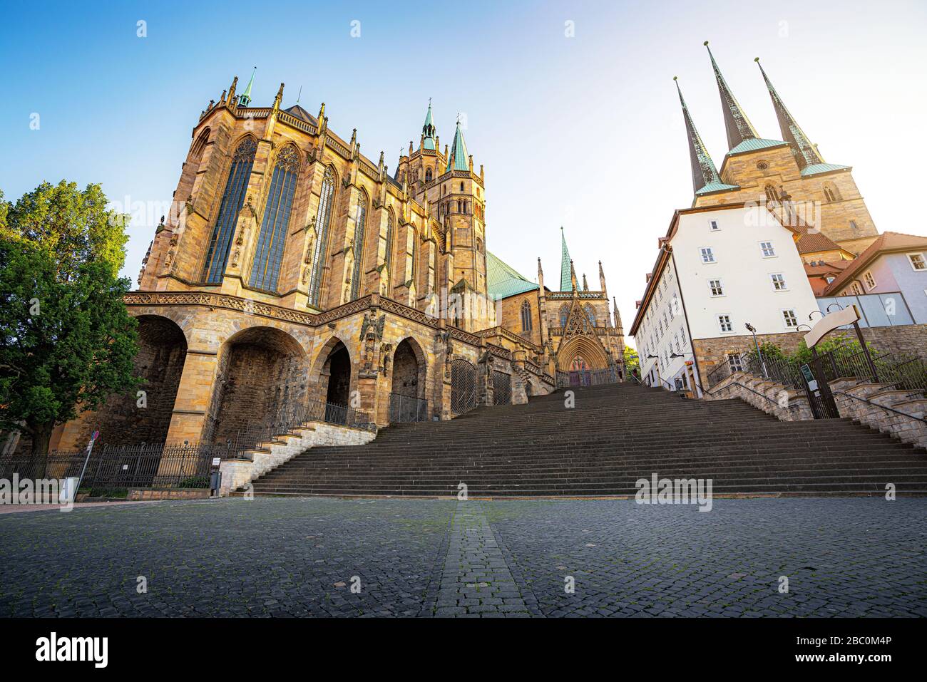 Vue panoramique sur la célèbre cathédrale d'Erfurt Hohe Domkirche St. Marien et la célèbre église St Severus dans le vieux centre-ville d'Erfurt Banque D'Images