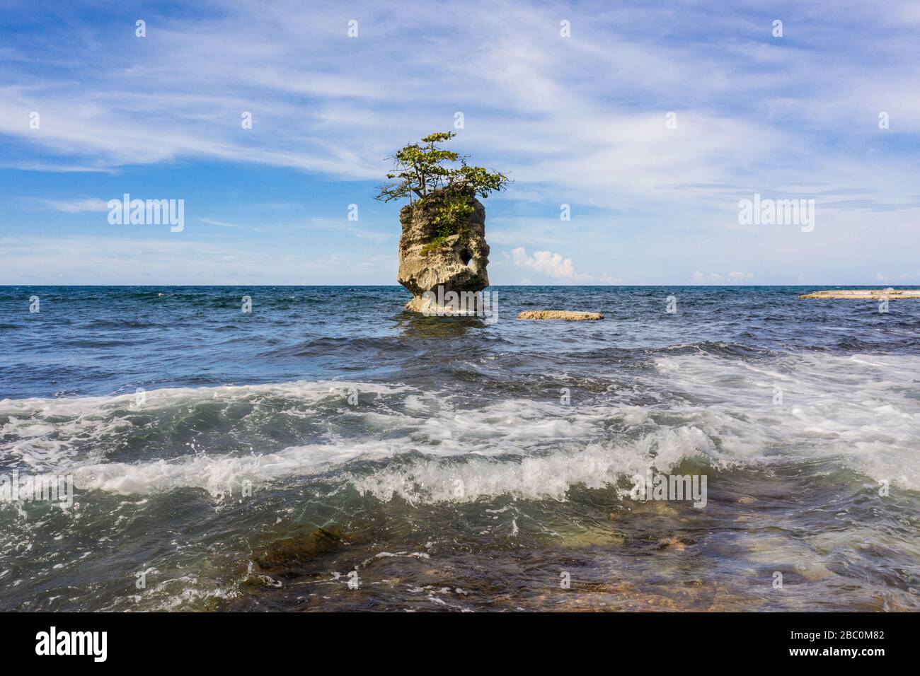 Vue aérienne de la côte des Caraïbes de la réserve naturelle de Gandoca Manzanillo dans la province de Limón, dans l'est du Costa Rica. Banque D'Images