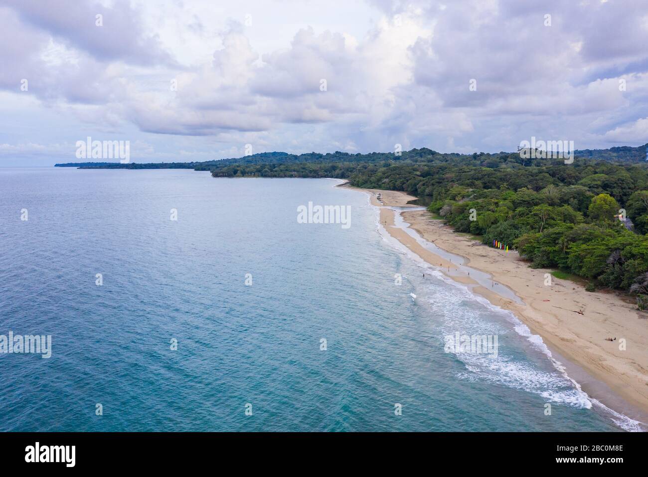 Vue aérienne en direction du sud le long de la côte des Caraïbes à Puerto Viejo de Talamanca dans la province de Limón, Costa Rica. Banque D'Images