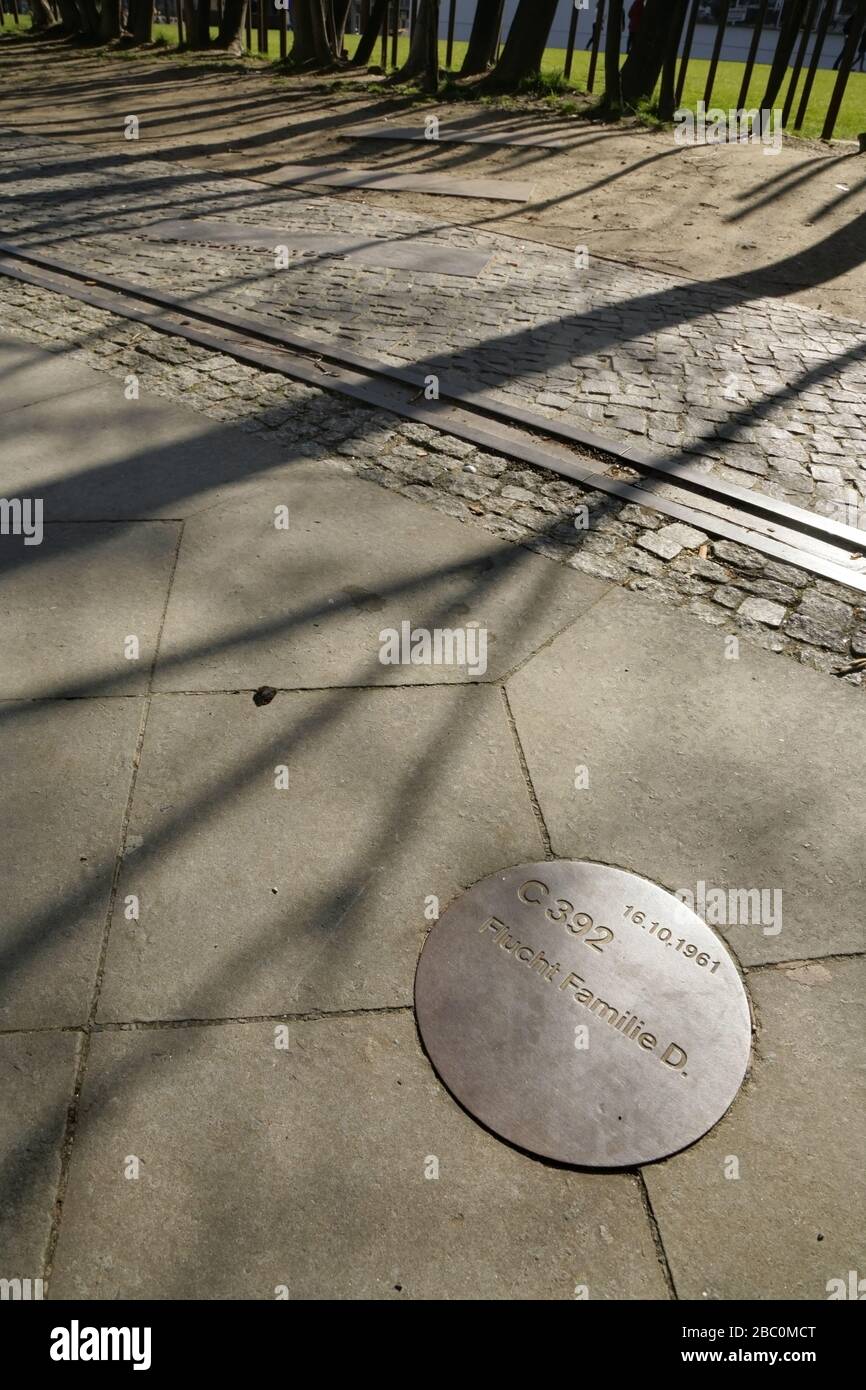 Plaque métallique incrusté marquant la route d'un tunnel d'évacuation sous le mur de Berlin, au Mémorial du mur de Berlin, Bernauer Strasse, Berlin, Allemagne. Banque D'Images