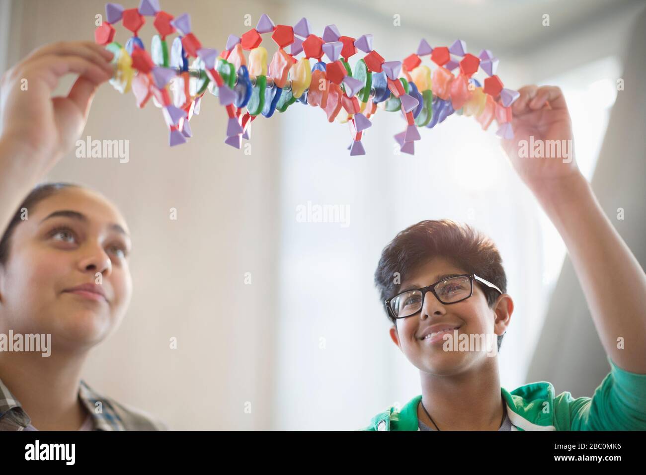 Les étudiants qui examinent le modèle d'ADN en laboratoire de classe Banque D'Images