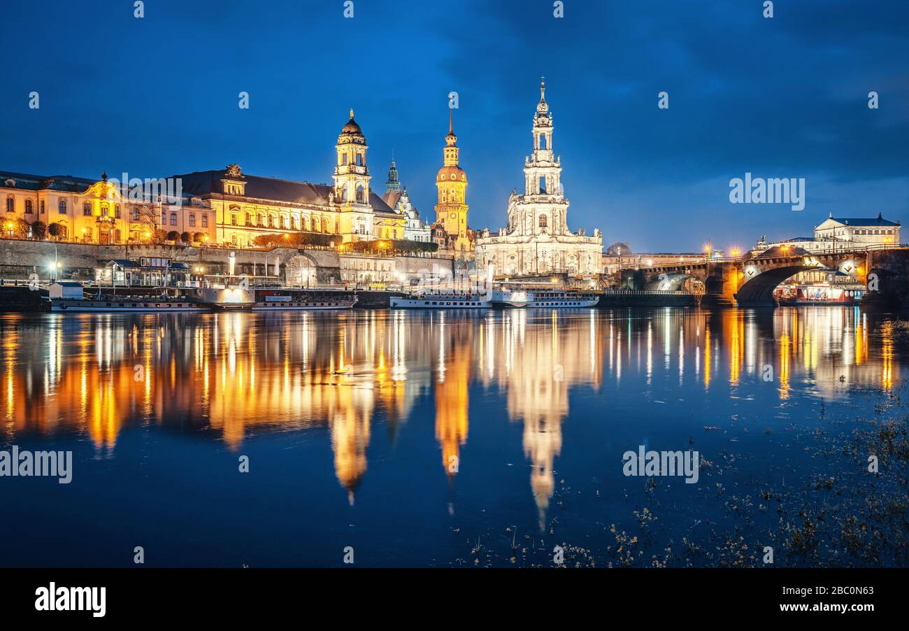 Horizon de Dresde avec la rivière Elbe au crépuscule, Allemagne Banque D'Images