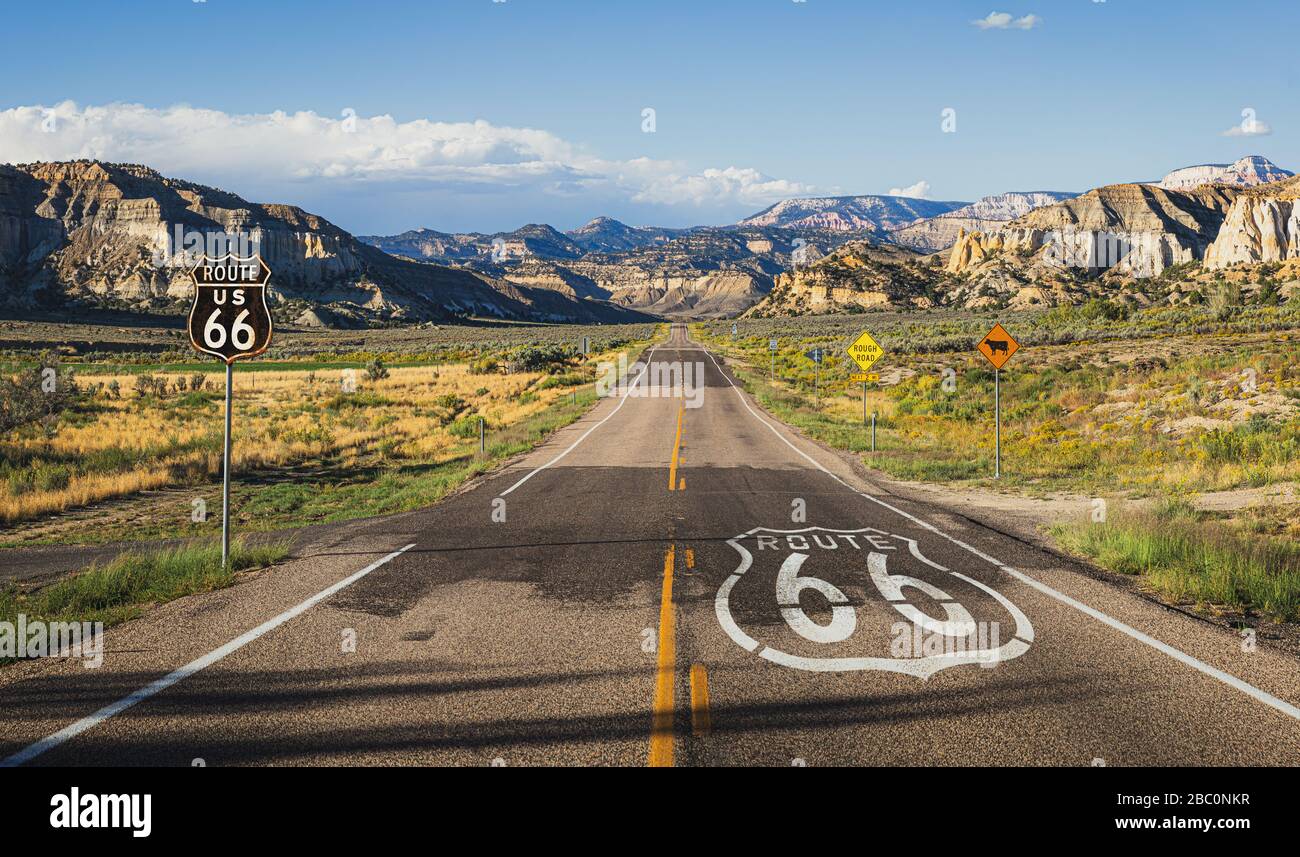 Vue panoramique sur la célèbre route 66 dans un paysage de montagne américain classique au coucher du soleil Banque D'Images