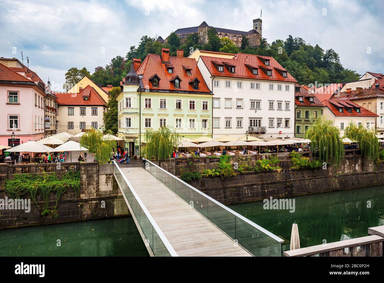 Belle vue panoramique sur les bâtiments historiques colorés dans l'ancien centre-ville de Ljubljana avec le célèbre château de la ville et la rivière Ljubljana sur une moody da Banque D'Images