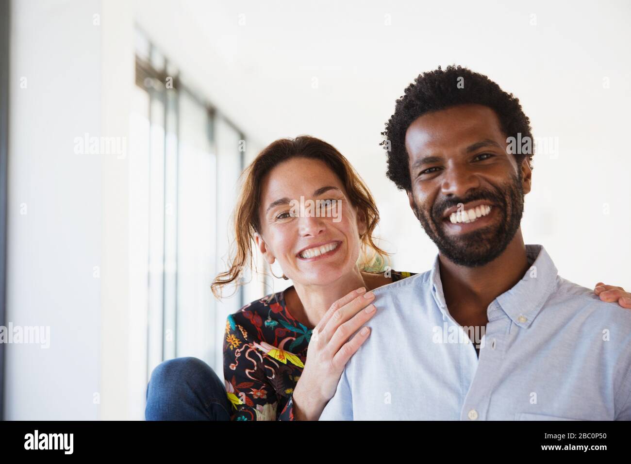 Portrait souriant, couple multiethnique enthousiaste Banque D'Images