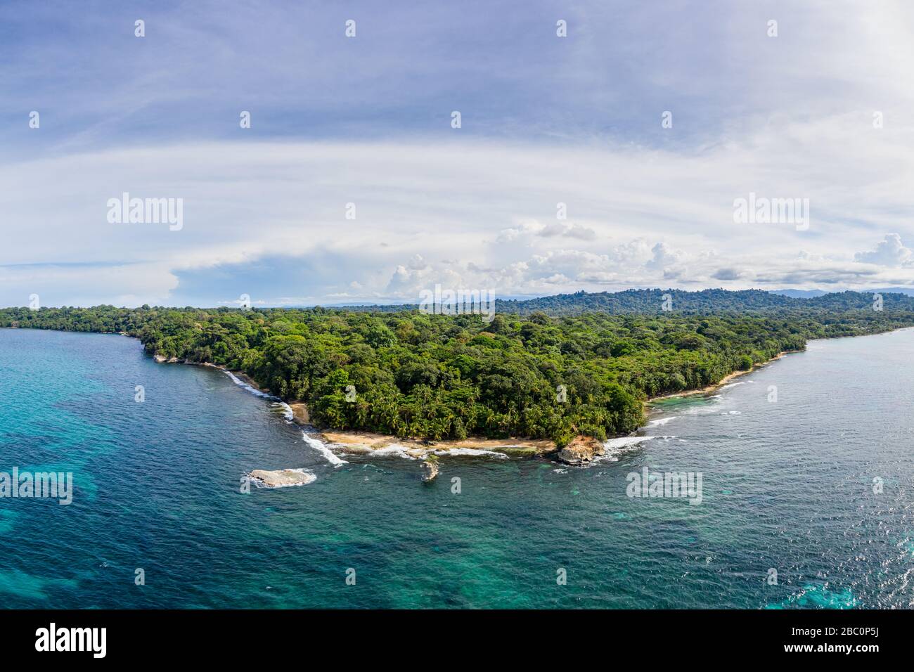 Vue aérienne de la côte des Caraïbes de la réserve naturelle de Gandoca Manzanillo dans la province de Limón, dans l'est du Costa Rica. Banque D'Images