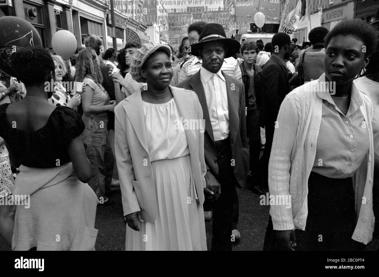 Windrush génération noir couple senior britannique dans la foule au Carnaval de Notting Hill 1981 Londres multiracial Angleterre des années 190 Royaume-Uni HOMER SYKES Banque D'Images