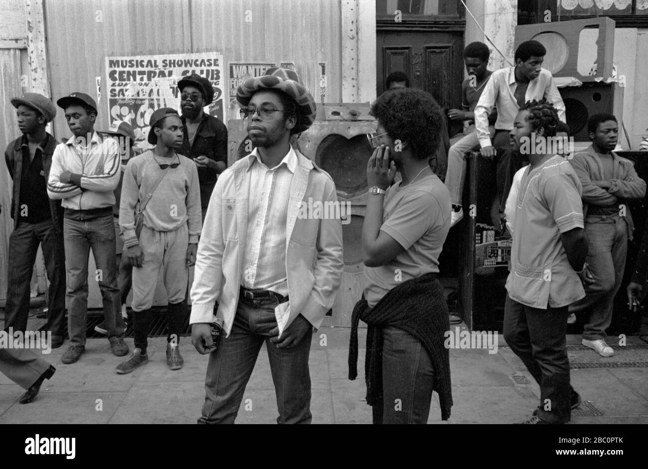 Des adolescents britanniques noirs des années 1980 au Royaume-Uni traînaient autour d'un Reggae Système sonore Notting Hill Carnival 1981 England HOMER SYKES Banque D'Images
