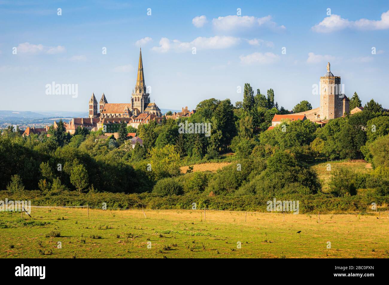 Ville historique d'Autun avec la célèbre cathédrale Saint-Lazare d'Autun, Saône-et-Loire, Bourgogne, France Banque D'Images