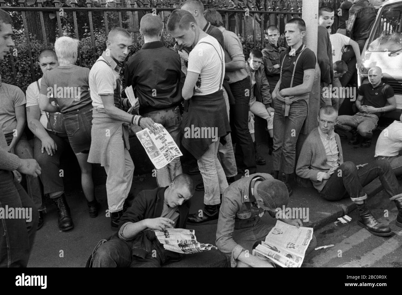 Skinheads Londres 1980s Royaume-Uni. Un groupe de jeunes partisans masculins du Front national. Portez des jeans courts et des bretelles, à la mode à l'époque. Le dépliant distribué se lit comme suit : « Défendez nos droits, rejoignez la marche du Front national. Londres dimanche 30 août 1981 HOMER SYKES Banque D'Images