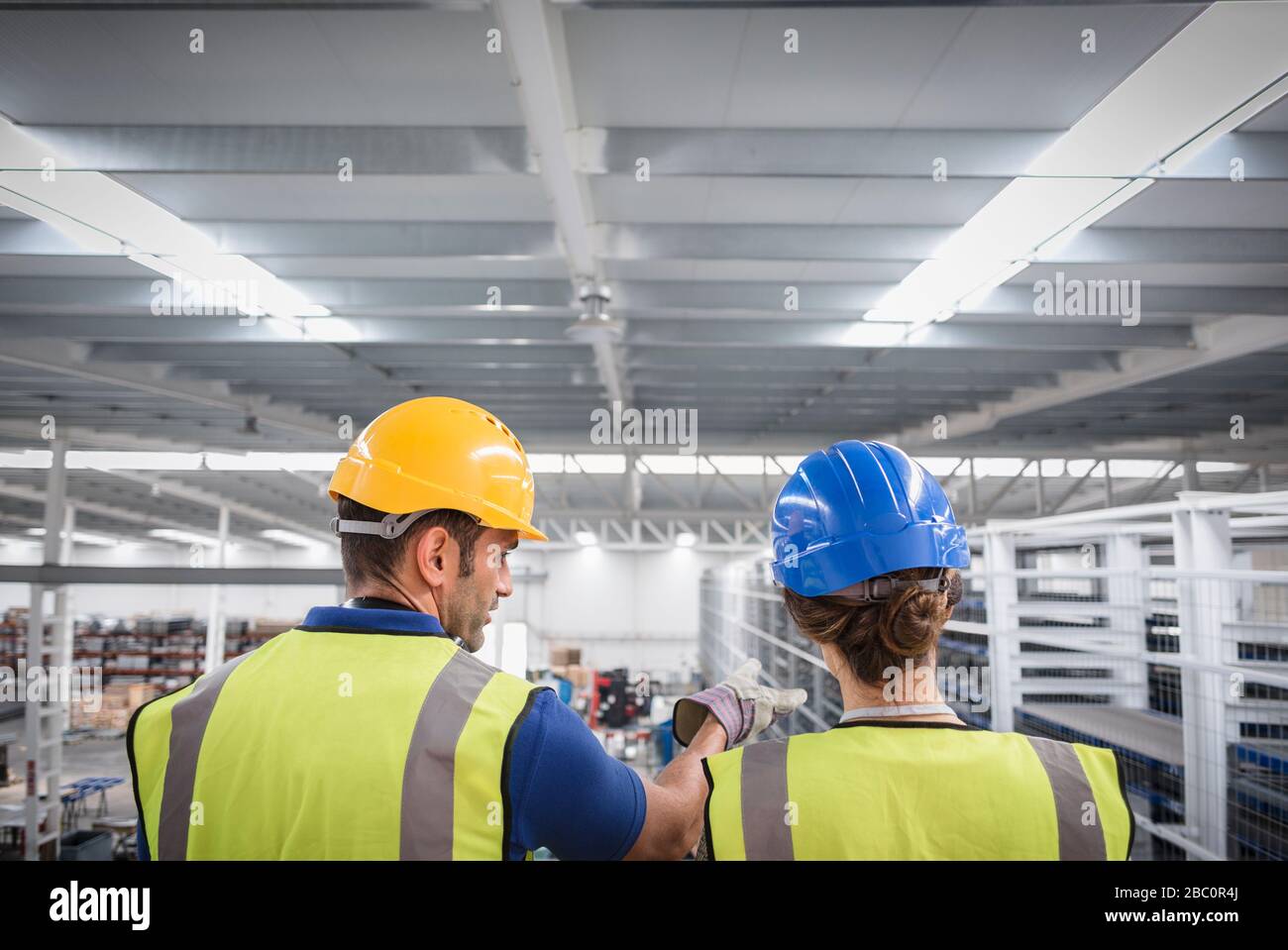 Superviseurs travaillant sur la plate-forme en usine Banque D'Images