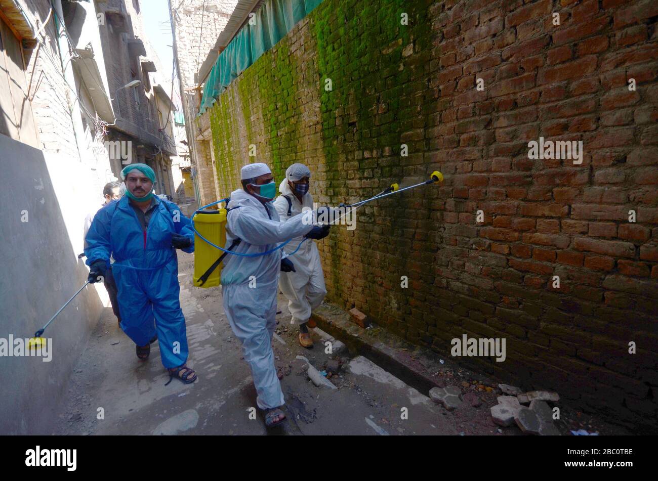 Les membres de l'équipe municipale de corporation vaporiser du désinfectant pour aseptiser les environs de la Mosquée et de la rue Dilawar Khan à la suite d'une éclosion du virus corona dans la ville de Peshawar, au Pakistan, le 2 avril 2020. (Photo de Hussain Ali/Pacific Press/Sipa USA) Banque D'Images