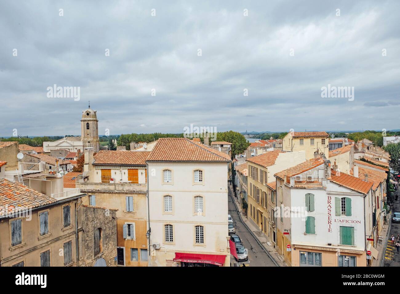 Bâtiments colorés et rues étroites d'Arles. Banque D'Images