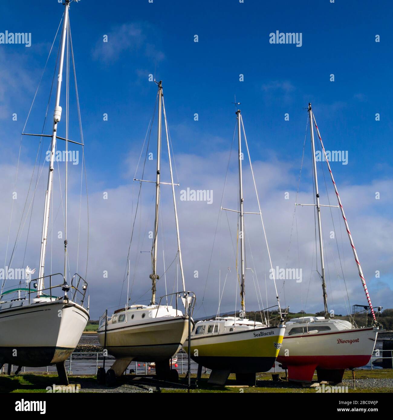 Quatre yachts à keel en cale posés à terre pour l'hiver au port de Garlieston, Wigtownshire, Dumfries et Galloway, au sud-ouest de l'Écosse Banque D'Images
