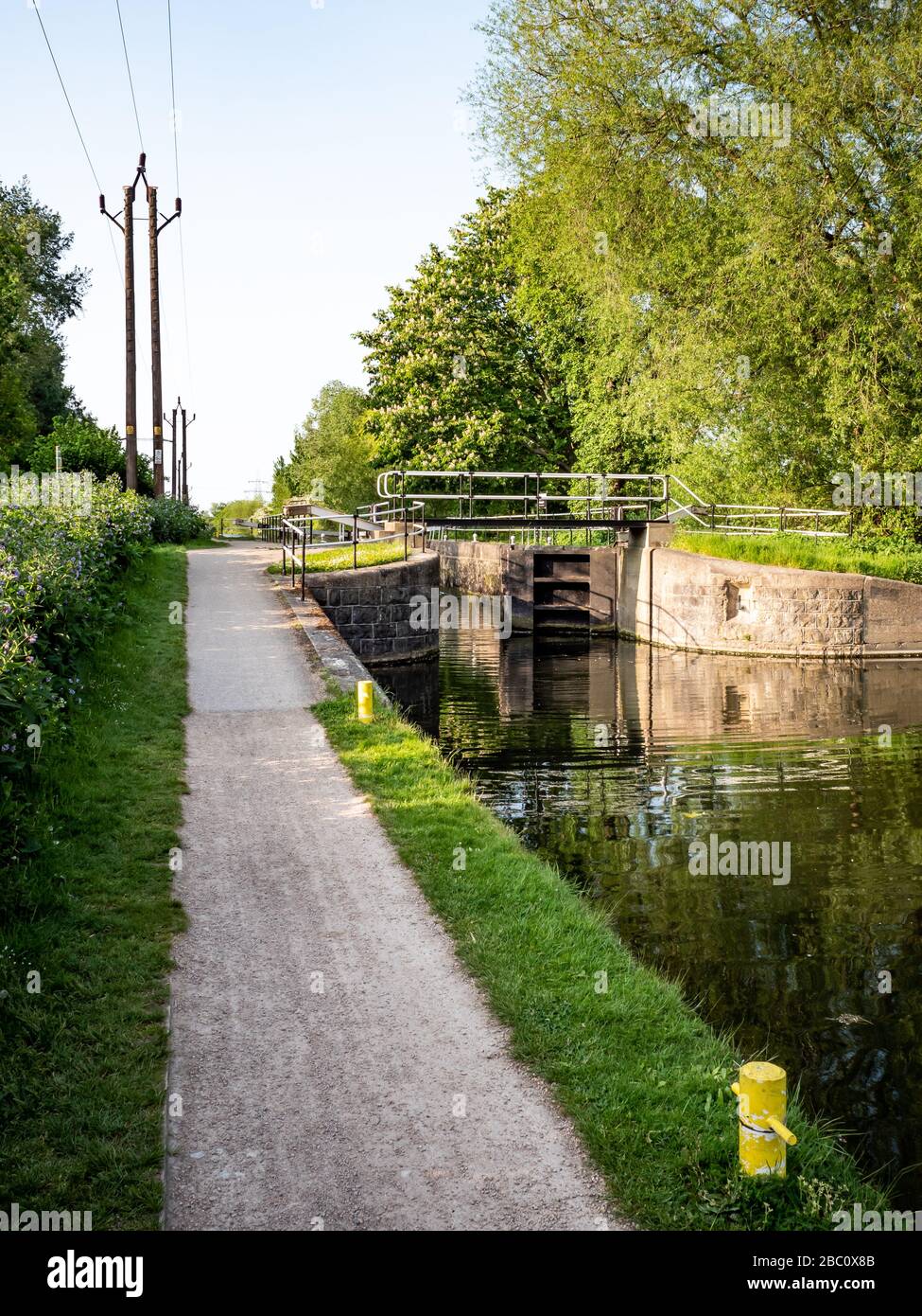 Verrou de canal et chemin de remorquage anglais. Un chemin de remorquage et un écluse sur la rivière Lee navigation, près de Cheshunt, au nord de Londres. Banque D'Images