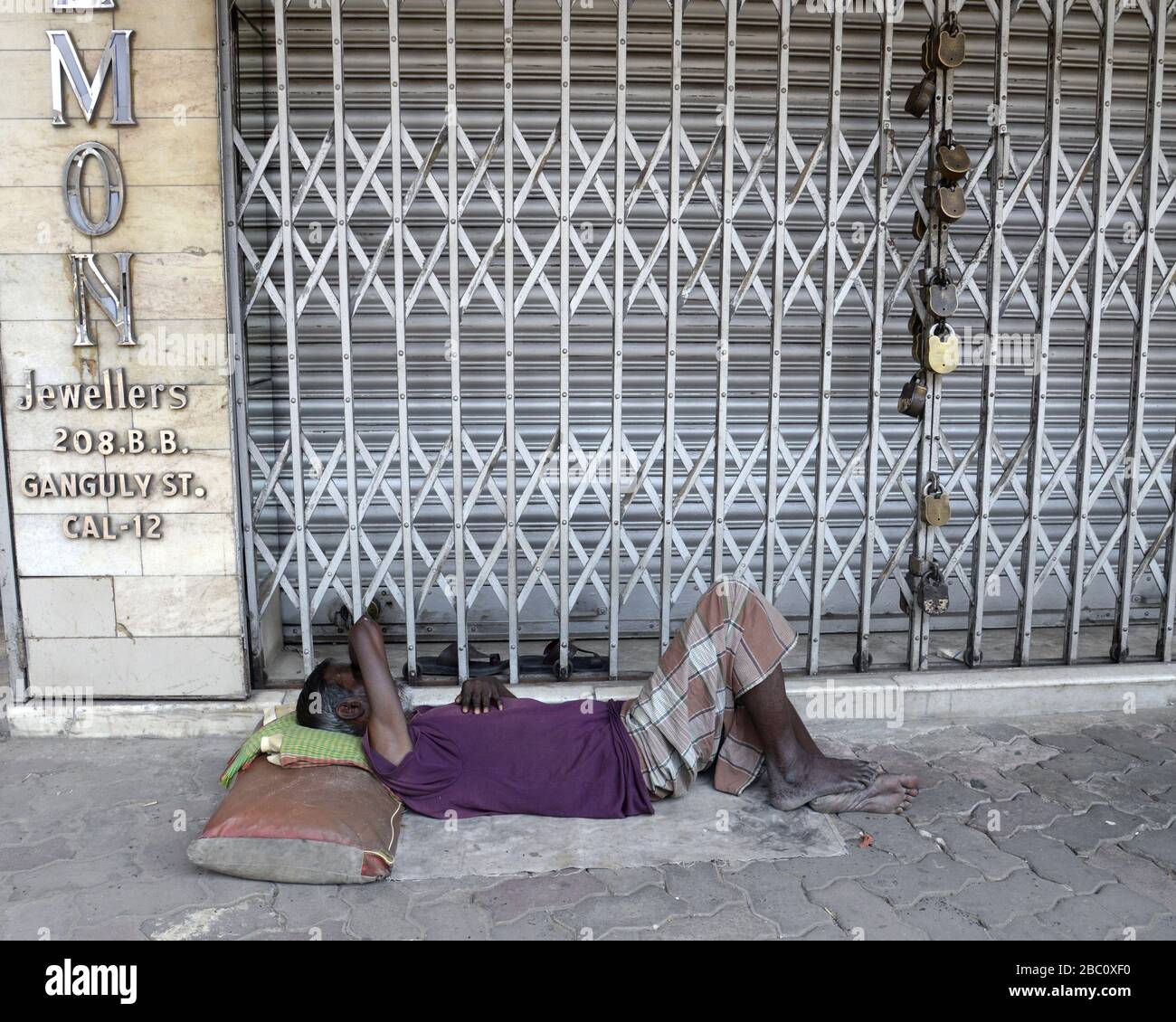 L'homme indien dormait devant un magasin de jwellery proche pendant l'écluse nationale en raison de la rupture de COVID 19 Coronavirus à Kolkata, en Inde, le 1er avril 2020. (Photo de Ved Prakash/Pacific Press/Sipa USA) Banque D'Images