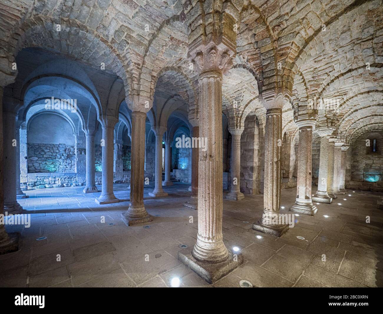 Abbadia San Salvatore, Italie - 24 Avril 2019 : Intérieur avec des piliers dans une crypte. Banque D'Images