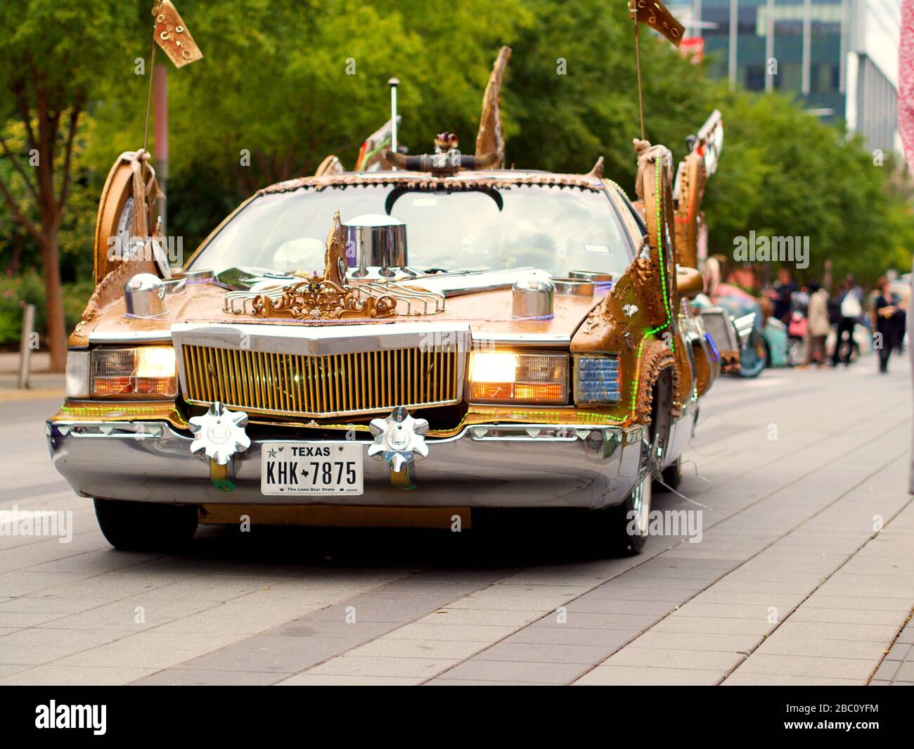 Houston Downtown, Texas, États-Unis, 17.10.2019 ; défilé annuel de voitures d'art de Houston. La parade des voitures d'art fait la promotion de voitures d'art contemporaines de toutes formes et couleurs. Banque D'Images