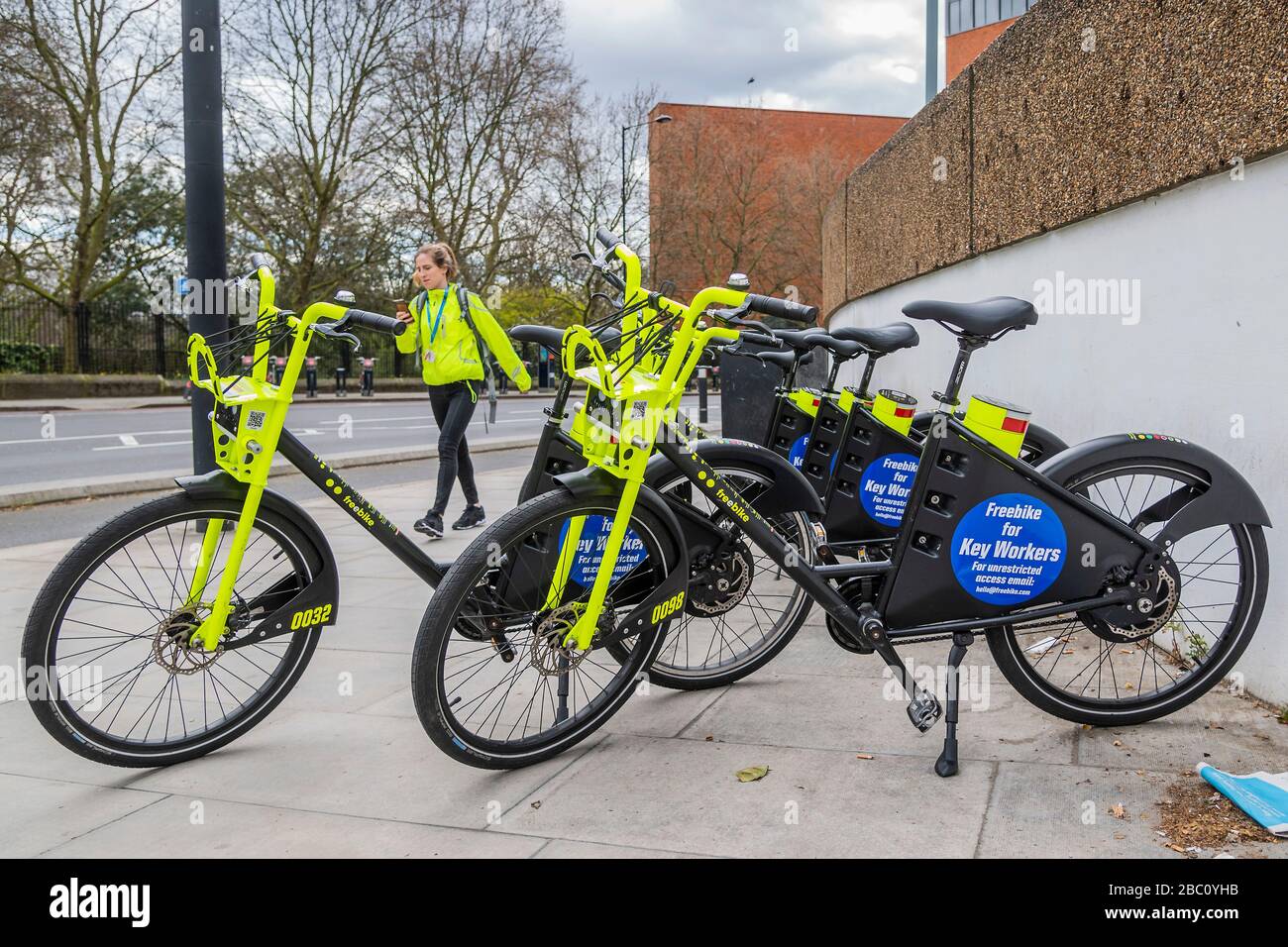 Londres, Royaume-Uni. 2 avril 2020. Les vélos électriques destinés aux principaux travailleurs sont laissés à l'extérieur de l'hôpital St Thomas de Londres - le « verrouillage » continue pour l'épidémie de Coronavirus (Covid 19) à Londres. Crédit: Guy Bell/Alay Live News Banque D'Images
