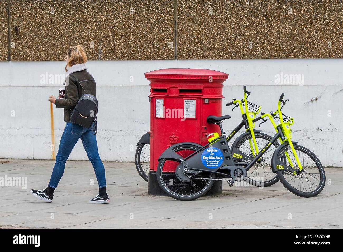Londres, Royaume-Uni. 2 avril 2020. Les vélos électriques destinés aux principaux travailleurs sont laissés à l'extérieur de l'hôpital St Thomas de Londres - le « verrouillage » continue pour l'épidémie de Coronavirus (Covid 19) à Londres. Crédit: Guy Bell/Alay Live News Banque D'Images