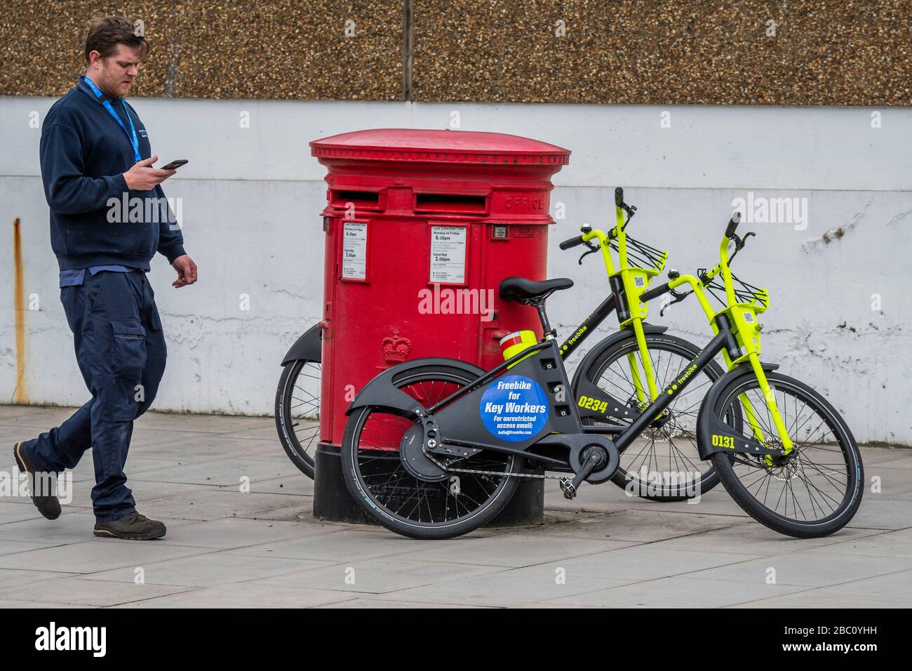Londres, Royaume-Uni. 2 avril 2020. Les vélos électriques destinés aux principaux travailleurs sont laissés à l'extérieur de l'hôpital St Thomas de Londres - le « verrouillage » continue pour l'épidémie de Coronavirus (Covid 19) à Londres. Crédit: Guy Bell/Alay Live News Banque D'Images