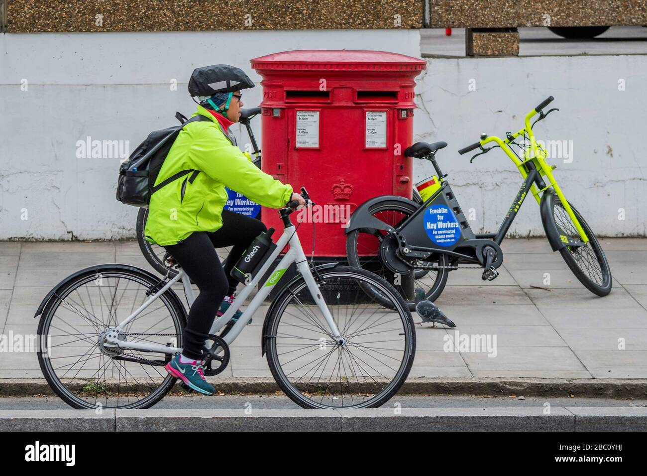 Londres, Royaume-Uni. 2 avril 2020. Les vélos électriques destinés aux principaux travailleurs sont laissés à l'extérieur de l'hôpital St Thomas de Londres - le « verrouillage » continue pour l'épidémie de Coronavirus (Covid 19) à Londres. Crédit: Guy Bell/Alay Live News Banque D'Images