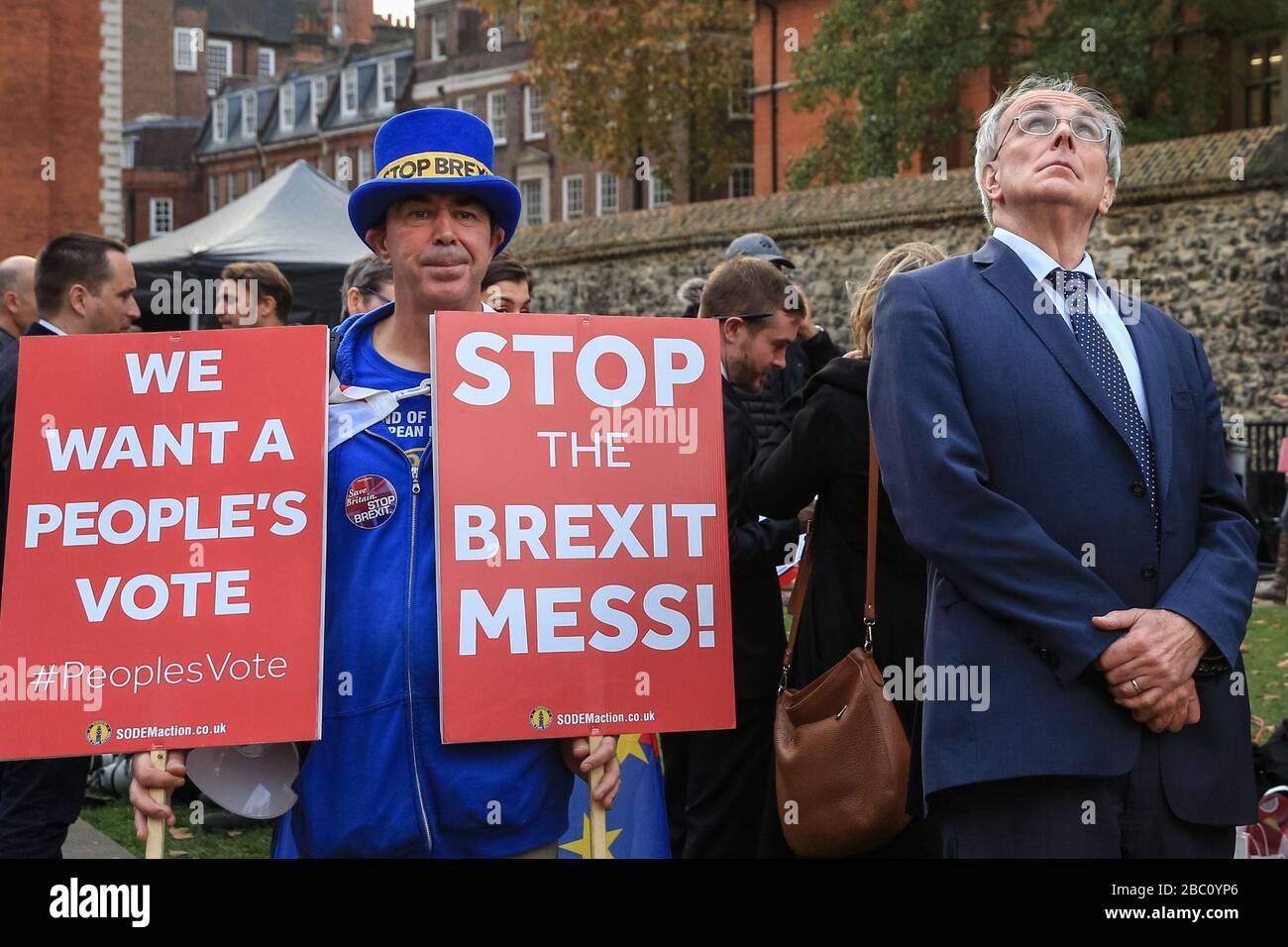 Peter Bone (r), député conservateur de Westminster, avec le manifestant anti-Brexit Steven Bray (l) et ses signes en arrière-plan, Londres, Royaume-Uni Banque D'Images