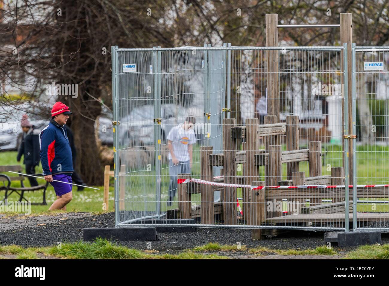 Londres, Royaume-Uni. 2 avril 2020. L'équipement de gym extérieur est maintenant clôturé pour arrêter l'utilisation - le "verrouillage" continue pour l'éclosion de Coronavirus (Covid 19) à Londres. Crédit: Guy Bell/Alay Live News Banque D'Images