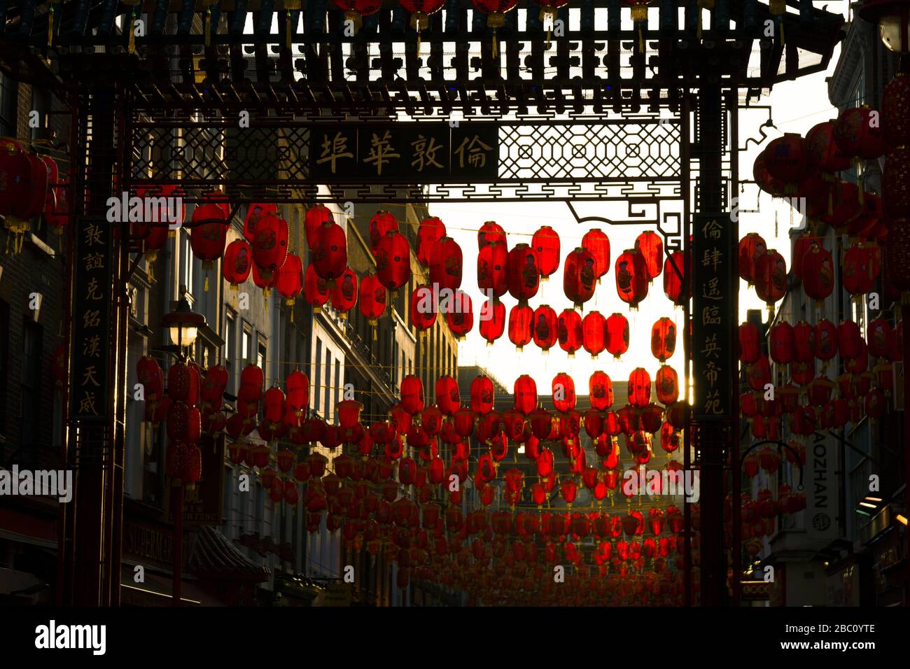 Lanternes chinoises pour la nouvelle année chinoise, Chinatown, Gerrard Street, Londres, Royaume-Uni Banque D'Images