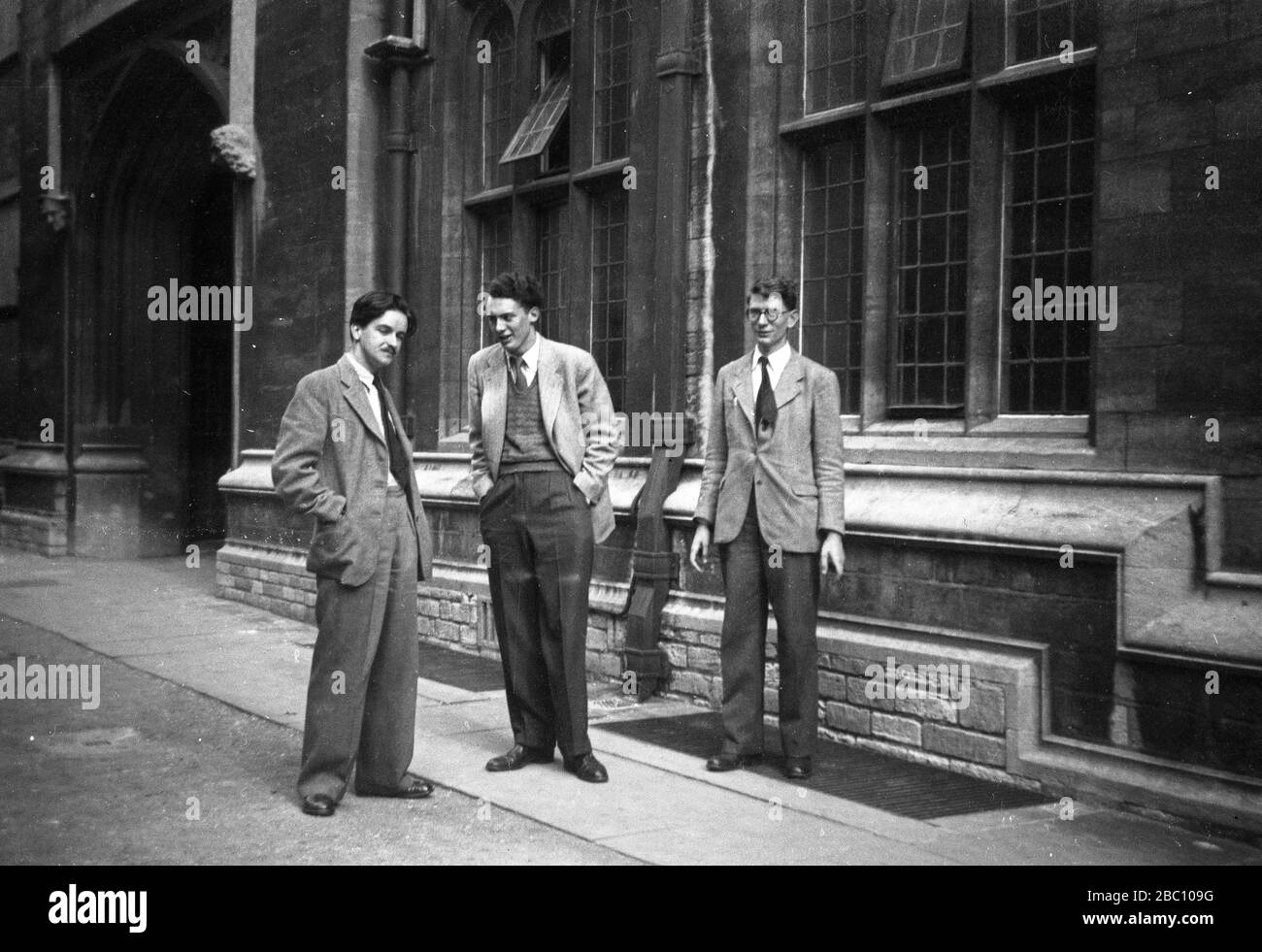 Étudiants de l'Université d'Oxford à l'extérieur du collège Hertford et du pont des Soupirs en 1950 Banque D'Images