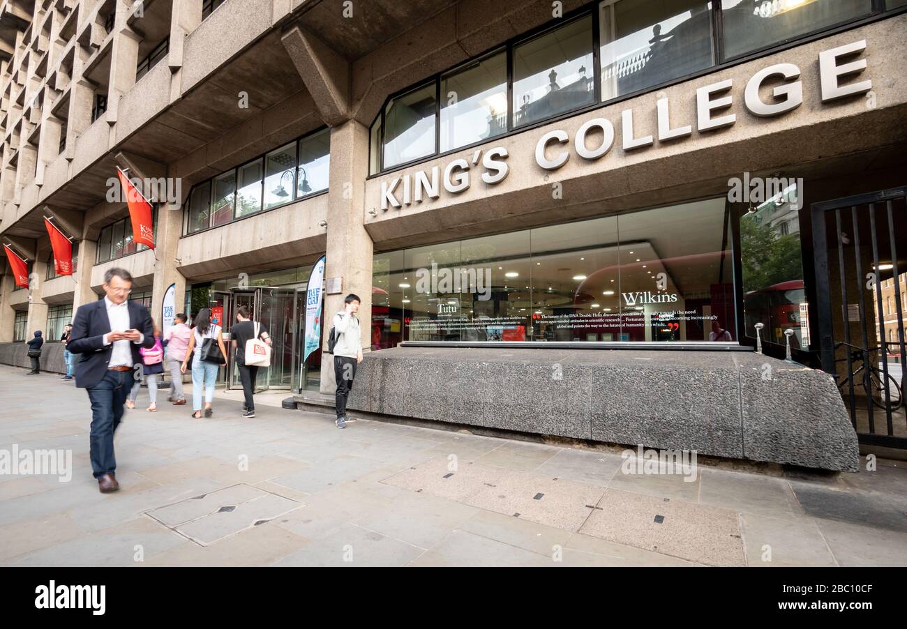 Kings College, Londres. Les étudiants et les piétons qui passent devant l'entrée du bâtiment Strand Campus d'une université de Londres. Banque D'Images