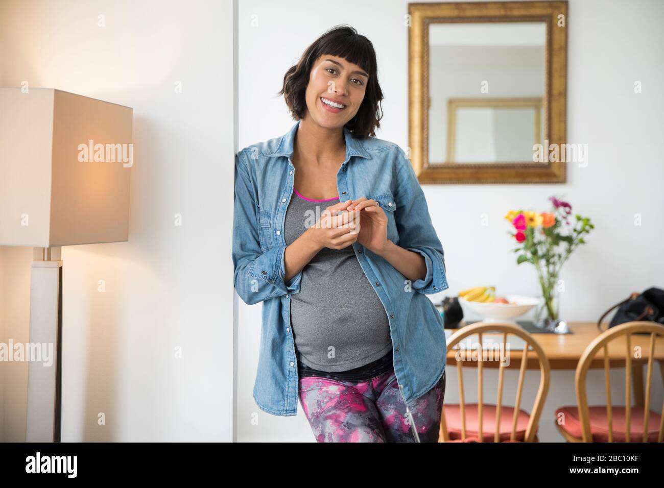 Portrait souriant femme enceinte dans la salle à manger Banque D'Images