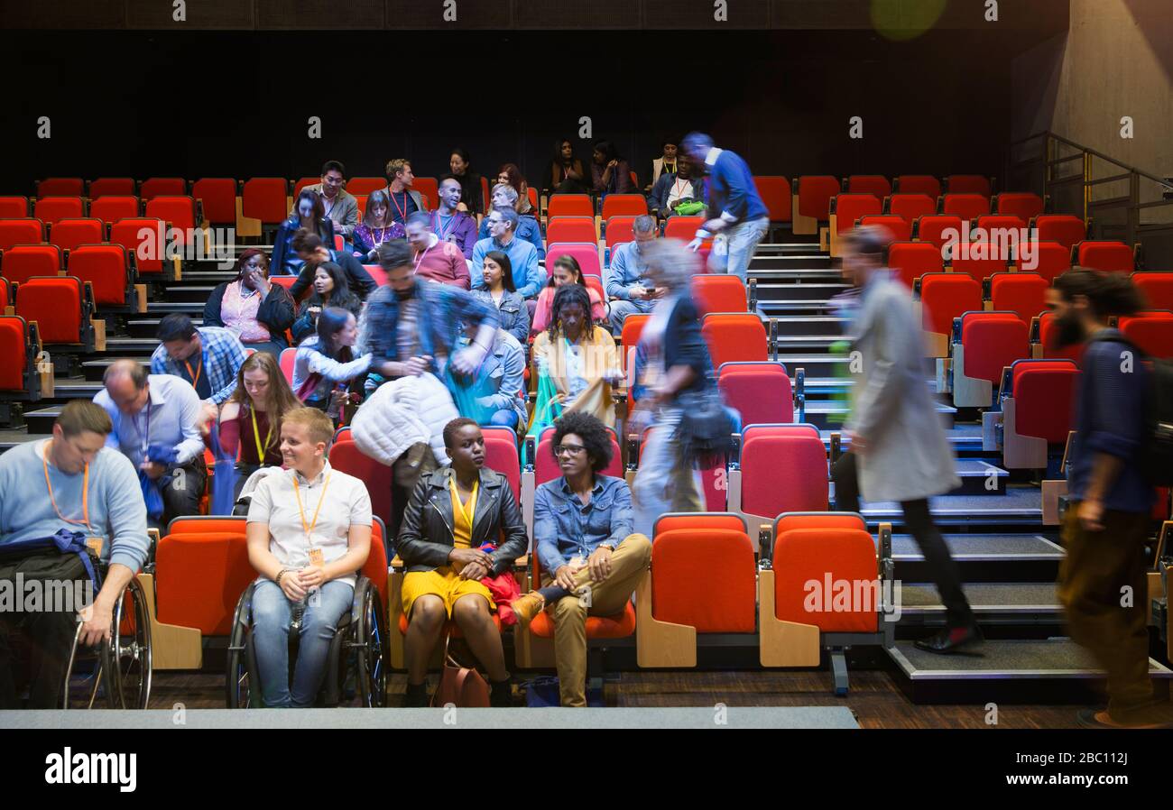 Public arrivant et assis dans l'auditorium Banque D'Images