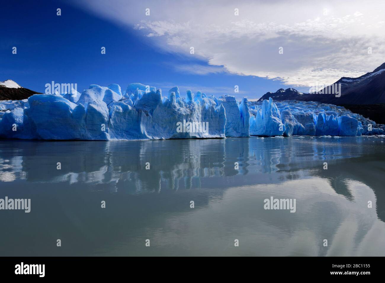 Vue sur le glacier gris, le Lago Gray, le parc national de Torres del Paine, la région de Magallanes, la Patagonie, le Chili Banque D'Images