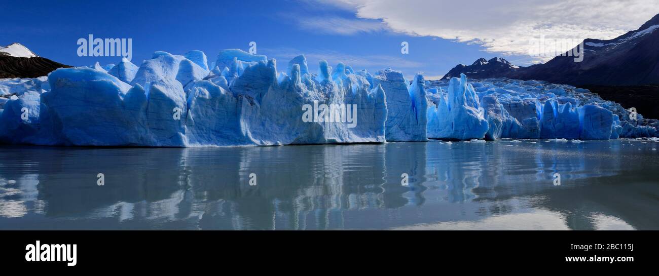 Vue sur le glacier gris, le Lago Gray, le parc national de Torres del Paine, la région de Magallanes, la Patagonie, le Chili Banque D'Images