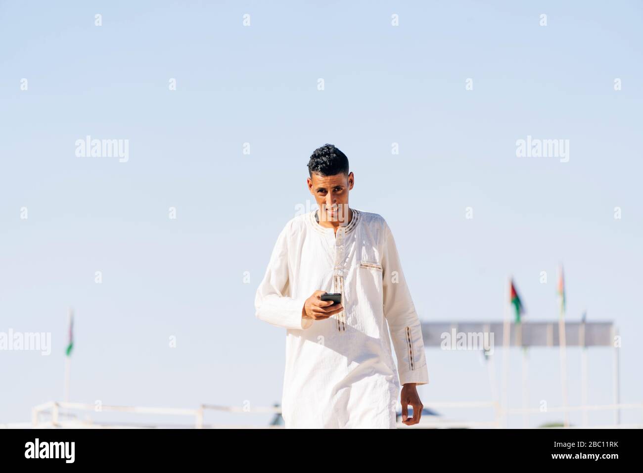 L'homme sahraoui utilisant le téléphone mobile dans le camp de réfugiés de Smara, Algérie. Banque D'Images
