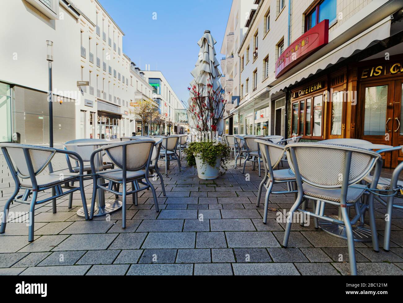 Café extérieur. Tables vides dans le restaurant. Effet coronavirus. Une ville déserte en Allemagne. Printemps dans la ville. Soleil et ciel. Banque D'Images