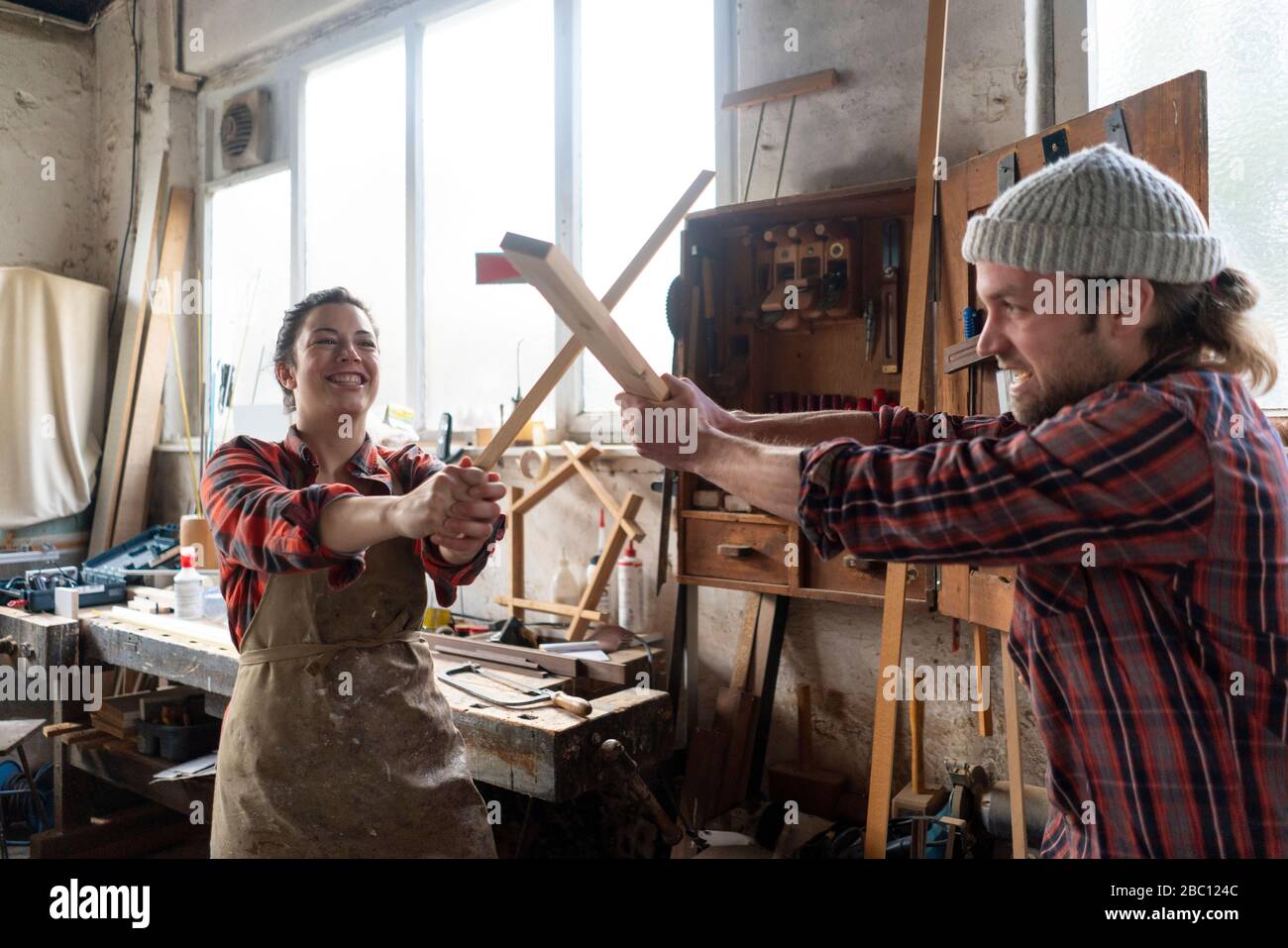 Des artisans joueurs et artisans se battent dans leur atelier Banque D'Images