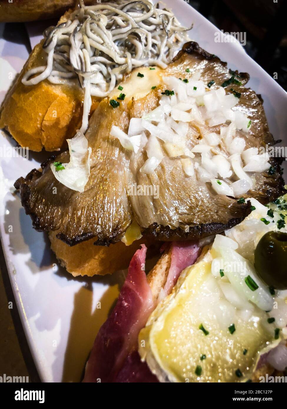 dégustez des tapas espagnoles à base d'ingrédients frais Banque D'Images