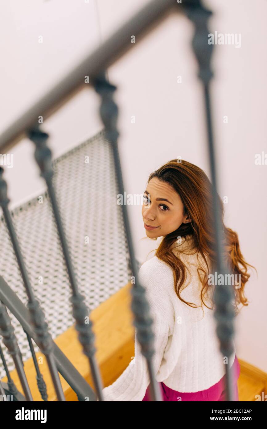 Portrait de la jeune femme dans l'escalier à la recherche Banque D'Images